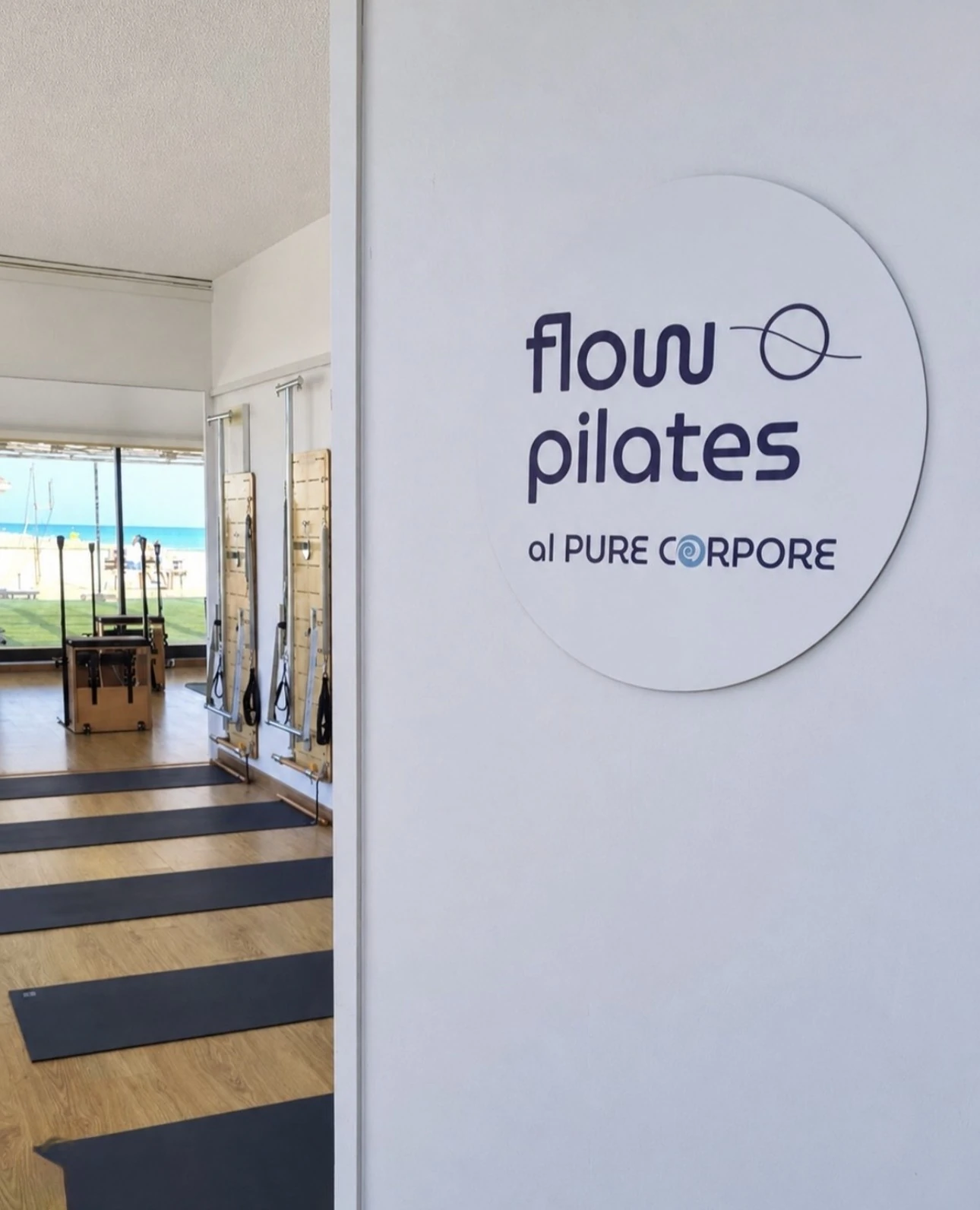 Pasillo del estudio Flow Pilates con vistas a la playa de Castelldefels