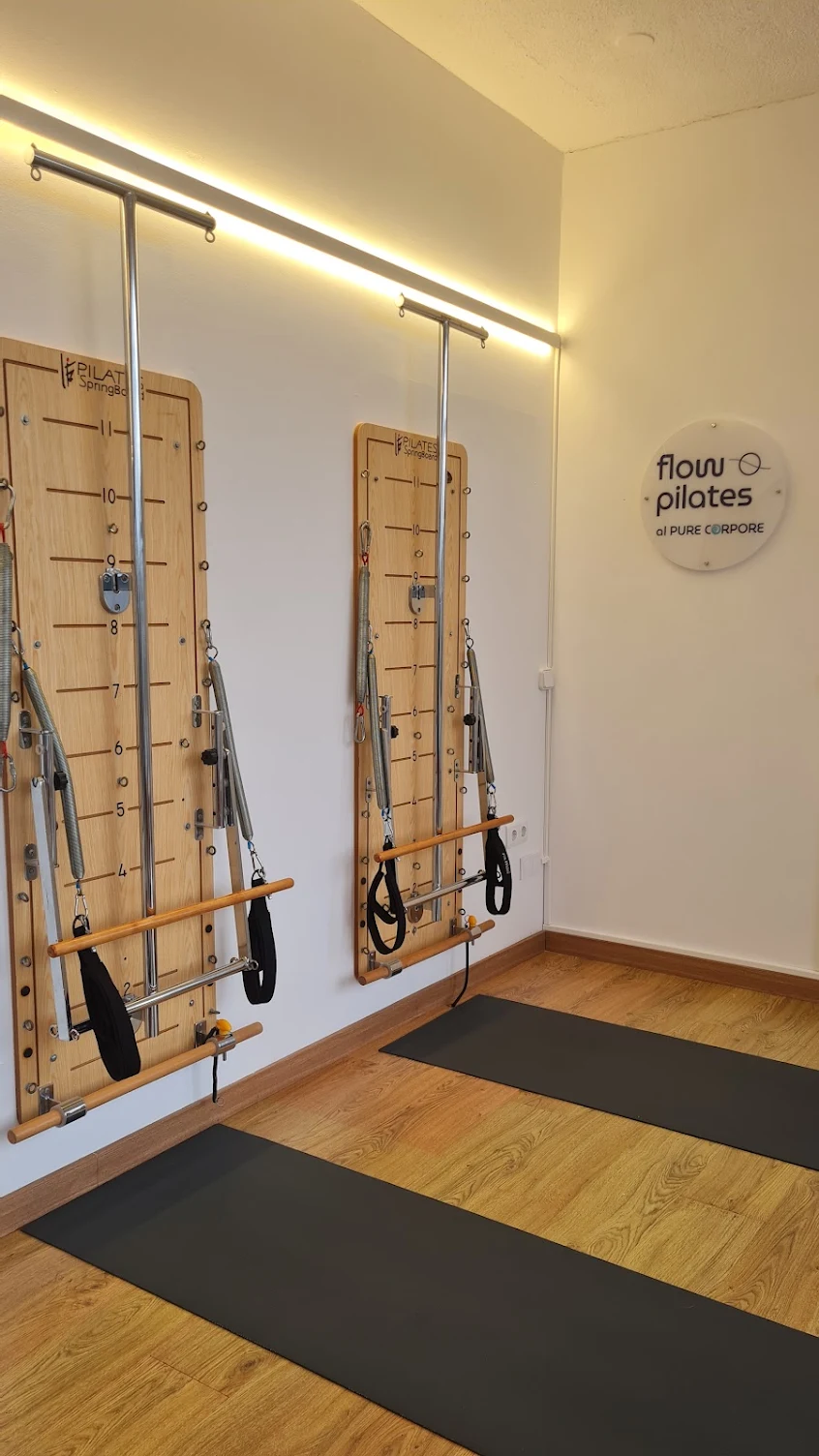 Sala de Flow Pilates con vistas al mar y placa del logo