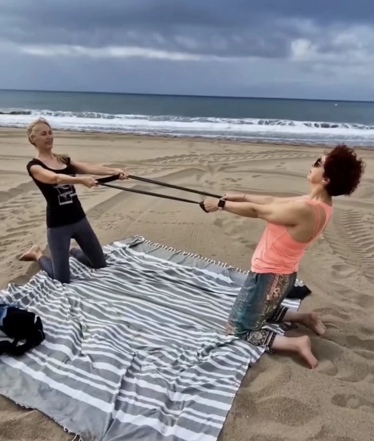 SUP-Pilates en el mar de Castelldefels