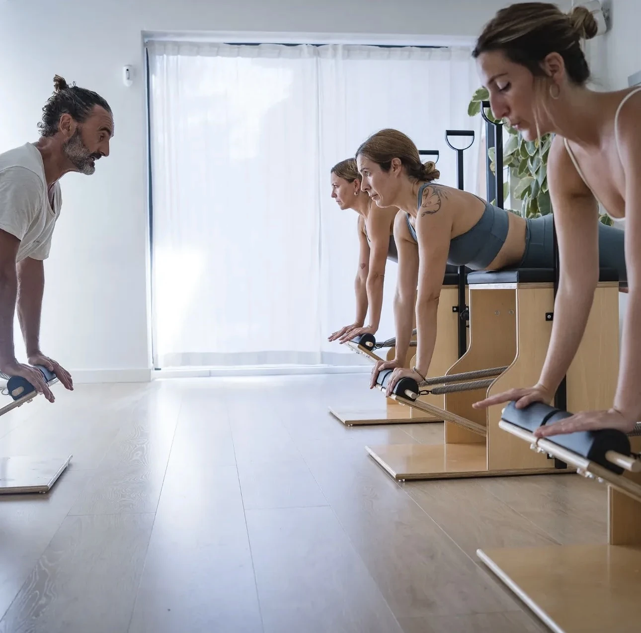 Carles guiando una clase grupal en las máquinas de pilates