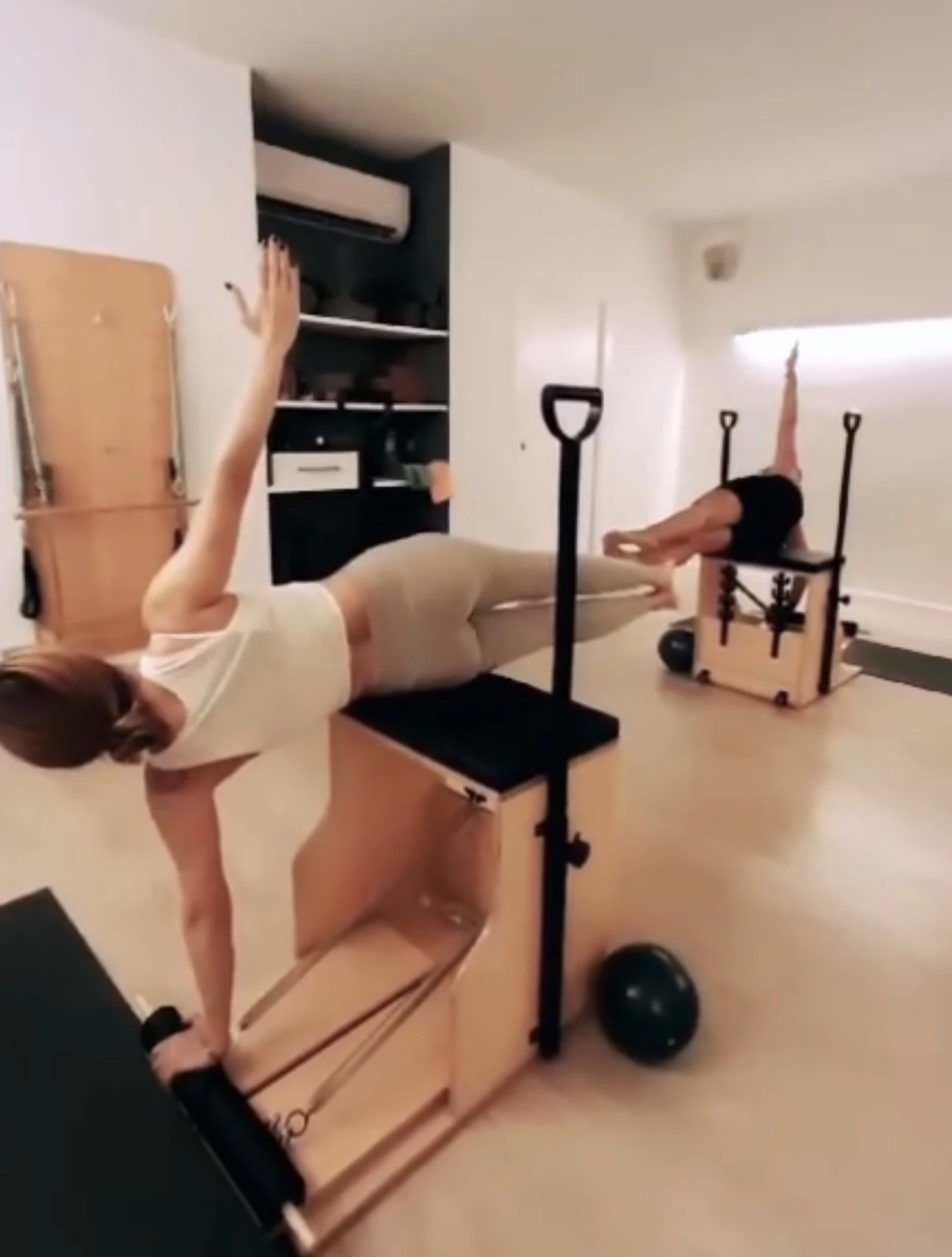 Alumna trabajando control y equilibrio en la silla de pilates