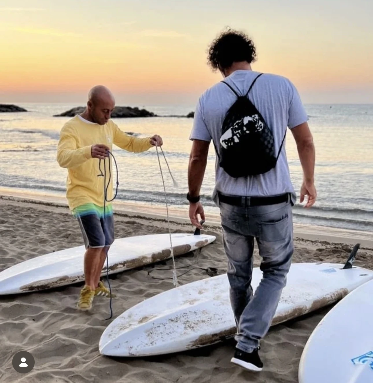 Preparando las tablas para el SUP-Pilates al amanecer